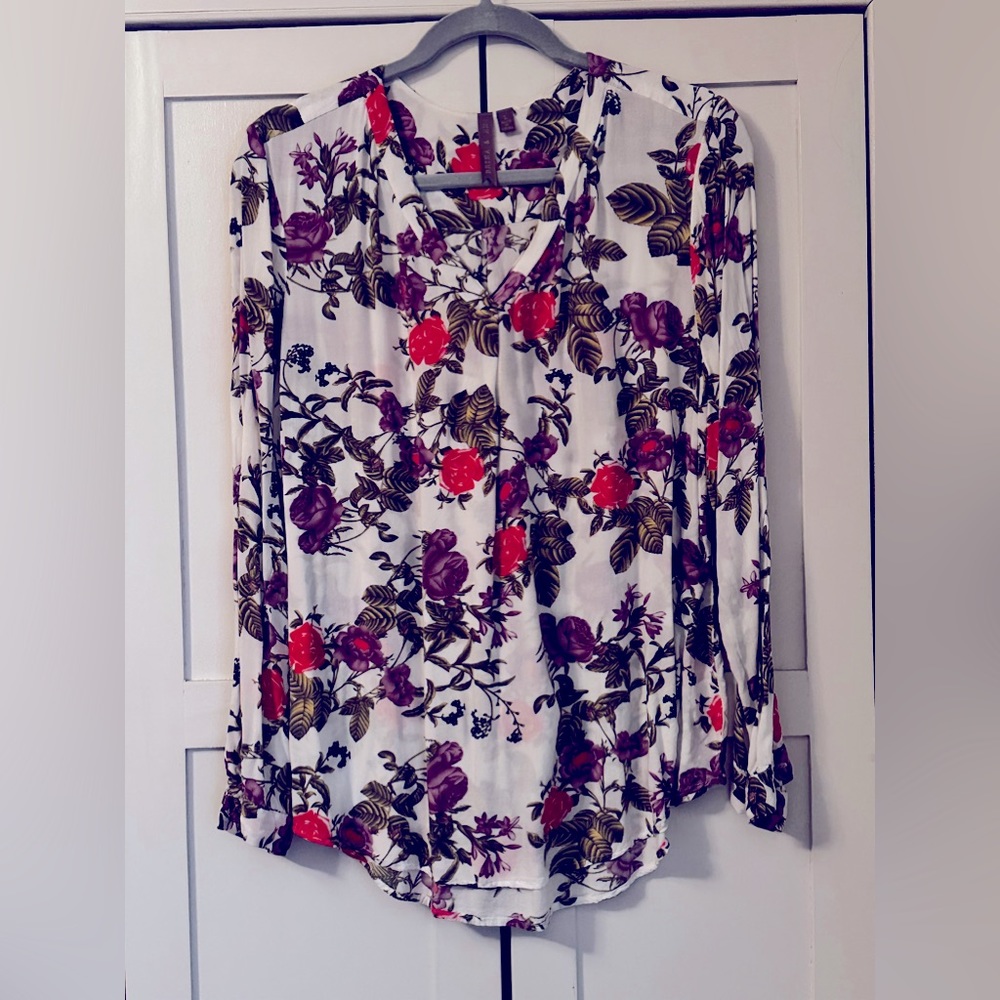 Floral Stitch Fix-Size Large-pull over top with V-neck